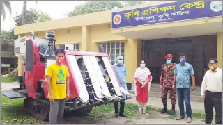 পলাশে কৃষকদের মাঝে ধান কাটার মেশিন বিতরণ